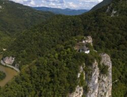 Masjid Kuslat, 6 Abad Menjulang Tinggi di Atas Ngarai 500 Meter di Drinjaca Bosnia