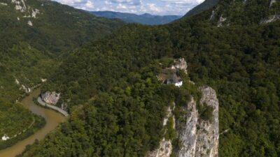 Masjid Kuslat, 6 Abad Menjulang Tinggi di Atas Ngarai 500 Meter di Drinjaca Bosnia