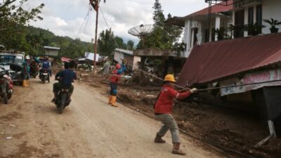 PLN Pulihkan 100 Persen Sistem Kelistrikan Sumbar Pasca Bencana Banjir