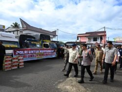 Momen Kapolri Dampingi Presiden Tinjau Pengungsian Korban Banjir di Tapanuli Tengah