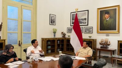 Presiden Prabowo Bahas Arah Kebijakan Ekonomi Nasional Bareng Luhut di Istana