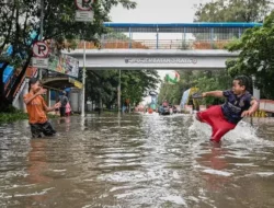 Hujan Deras Bikin Jakarta Banjir, 35 RT dan 23 Ruas Jalan Terendam Air hingga 60 cm