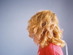 Apa Hukum Memakai dan Menyambung Rambut Orang Lain?