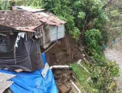 Jagakarsa Diterjang Longsor, 2 Rumah Warga Ambrol Harta Benda Hanyut ke Sungai