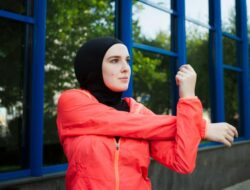 Apa Hukumnya Bagi Wanita Muslimah Senam di Depan Umum?