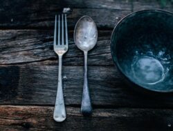 Pakai Alat Makan Terkontaminasi Hal Haram, Apa Makanannya Ikut Jadi Haram?