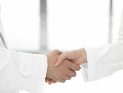 Bolehkah Berjabat Tangan Dengan Lawan Jenis? Ini Penjelasan Ulama