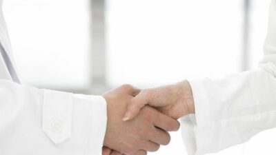 Bolehkah Berjabat Tangan Dengan Lawan Jenis? Ini Penjelasan Ulama