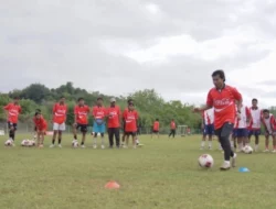 Evan Dimas Meriahkan Festival Sepak Bola Rakyat Coca Cola di Labuan Bajo, NTT