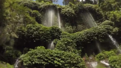 Indahnya Benang Kelambu, Air Terjun Unik di Lombok Tengah Dengan Pesona Tirai Alam