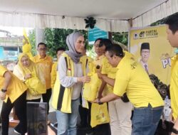 Sari Yuliati Bagikan Ratusan Paket Sembako Bagi Warga Mataram, NTB