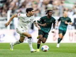 Gol Penalti Kevin Diks Bawa Monchengladbach Menang Telak 4-0 Atas Augsburg