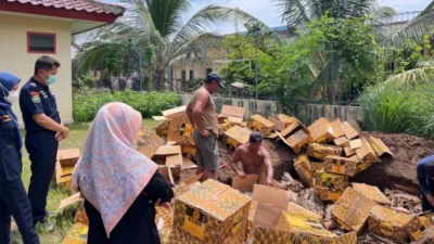 KKP Musnahkan 796 Kg Kulit Hiu dan Pari Ilegal Milik Perusahaan Asing di Banyuwangi