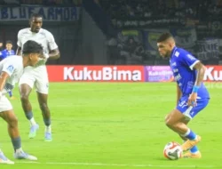 Diwarnai Saling Lempar Batu dan Ledakan Petasan, Suporter Jakmania Vs Bobotoh Bentrok di Depok