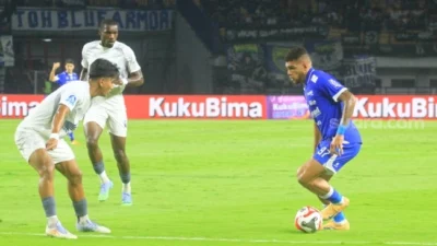 Diwarnai Saling Lempar Batu dan Ledakan Petasan, Suporter Jakmania Vs Bobotoh Bentrok di Depok