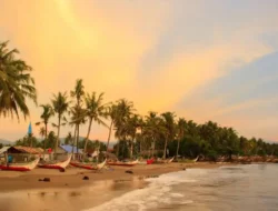 Pantai Pasir Jambak, Pesona Laut Tenang dan Senja Indah di Ujung Kota Padang