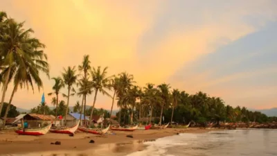 Pantai Pasir Jambak, Pesona Laut Tenang dan Senja Indah di Ujung Kota Padang