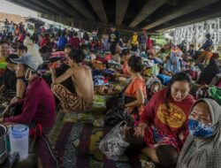 Sepekan Banjir Terjang Pantura, Ratusan Warga Subang Mengungsi di Kolong Jembatan Layang Pamanukan