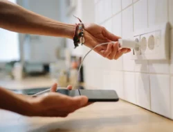 Sepele! Charger Yang Ditinggal Menancap Atau Mengisi Daya Terlalu Lama Bikin Listrik Boros