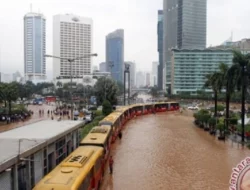 Banjir Jakarta Terus Meluas, 17 Rute Transjakarta Terpaksa Dialihkan dan Berhenti Operasi