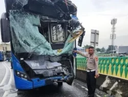 Insiden Adu Banteng Transjakarta di Koridor 13 Karena Sopir Kelelahan, Dewan Transportasi Desak Evaluasi Sistem Kerja