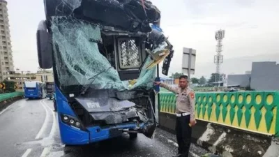 Insiden Adu Banteng Transjakarta di Koridor 13 Karena Sopir Kelelahan, Dewan Transportasi Desak Evaluasi Sistem Kerja