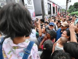 Dikunjungi Presiden Prabowo, Pengamen di Bantaran Rel Ini Berharap Dapat Hunian Lebih Layak