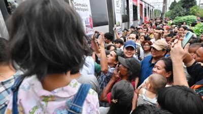 Dikunjungi Presiden Prabowo, Pengamen di Bantaran Rel Ini Berharap Dapat Hunian Lebih Layak