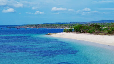Pantai Tablolong, Surga Pasir Putih Yang Tenang di Kupang Barat NTT
