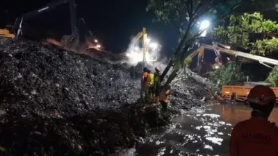 Gunung Sampah Bantargebang di Kota Bekasi Longsor, 3 Tewas Sejumlah Korban Masih Terkubur