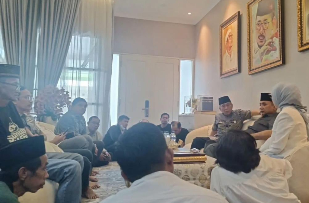 Menteri Agama Yaqut Cholil Qoumas Di Rumah