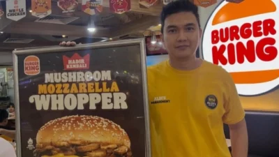 Strategi Marketing ‘Nyeleneh’ Aldi Taher Jualan Burger di Cempaka Putih, Catut Nama Mahalini Hingga Rizky Febian