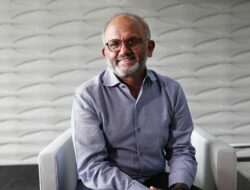 CEO Adobe Shantanu Narayen Mengundurkan Diri di Tengah Gempuran AI Generatif