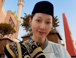 Lucinta Luna Pakai Sarung dan Shalat Idul Fitri di Barisan Shaf Laki-laki: Perlahan Memperbaiki Diri