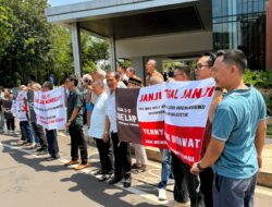 Demo di Bundaran CitraGran, Warga Desak PT SBM Tuntaskan Masalah Listrik Bawah Tanah
