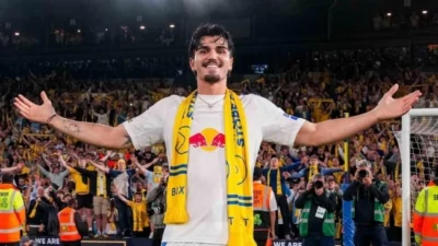 Bek Leeds United Pascal Struijk Pamer Tato Garuda Usai Dikunjungi Asisten Timnas Indonesia Simon Grayson
