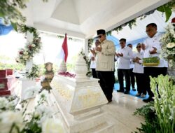 Khidmat dan Penuh Makna, Presiden Prabowo Berziarah ke Makam Marsinah