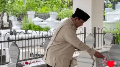 Prabowo Ziarah ke Makam Kakeknya, Margono Djojohadikusumo di Dawuhan, Banyumas
