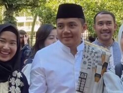 Seskab Teddy Indra Wijaya Borong 35 Sapi Kurban Jumbo dari Para Peternak Lokal di Boyolali