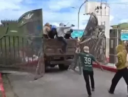 Demo GEMPAR di Konawe Ricuh! Truk dan Alat Berat Jebol Gerbang Kantor Bupati