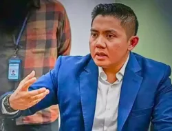 Seskab Teddy Indra Wijaya Pasang Foto Berdua Prabowo Dengan Latar Menara Eiffel di Ruang Kerjanya