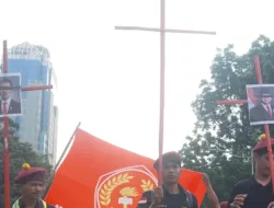 PMKRI Pasang Foto Prabowo-Gibran di Salib Merah Saat Demo di Monas: Simbol Pendosa!