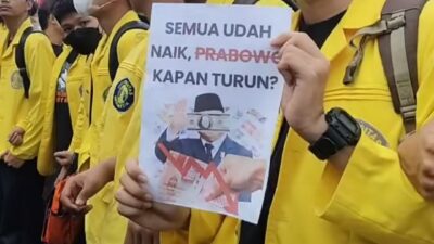 BEM UI Demo Bawa Poster Bertuliskan “Semua Udah Naik, Prabowo Kapan Turun?”