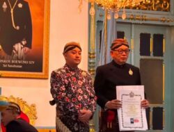 Ketua KY Terima Gelar Kanjeng Pangeran Adipati dari Karaton Surakarta Hadiningrat