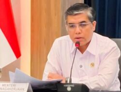 Menaker Yassierli Irit Bicara Soal Potongan Ojol 8 Persen Belum Jalan: Tunggu Nanti Ya!
