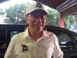 Berangkat ke Lampung, Jokowi Tampil Kenakan Kemeja Berlogo PSI