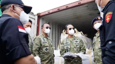 TNI AL Sergap Puluhan Kontainer Mineral Ilegal di Batam, Harta Karun RI Nyaris Raib