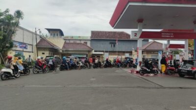 Kelangkaan BBM Bikin Warga Antre Panjang, Mobilitas Terhambat dan Ekonomi Terancam Lumpuh
