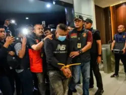Dedi Mulyadi Serahkan Hadiah Sayembara Penangkapan Taufik Hidayat ke Keluarga Korban Penyekapan
