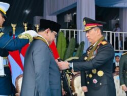 Kapolri Anugerahkan Medali Kehormatan Loka Praja Samrakshana Kepada Presiden Prabowo